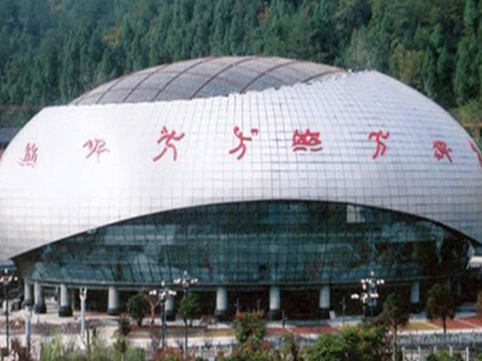 和平体育中心球形网架加工安装